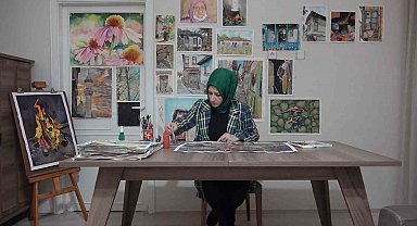 Depremin acı hatıralarını resmetti: Eserlerini evinin duvarında sergiliyor