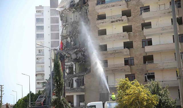 Depremlerde Mersin'de ağır hasar alan binanın yıkımına başlandı