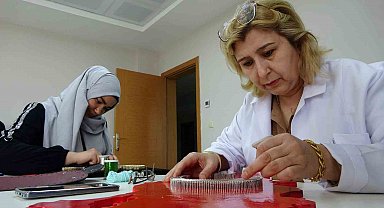 Depremzede kadınlar, el sanatlarıyla depremin izlerini silmeye çalışıyor