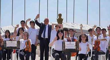 Depremzede öğrenciler, "Bir Başkadır Benim Memleketim" şarkısını seslendirdi