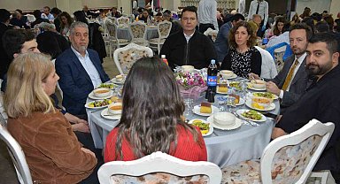 Depremzedeler iftar programında bir araya geldi