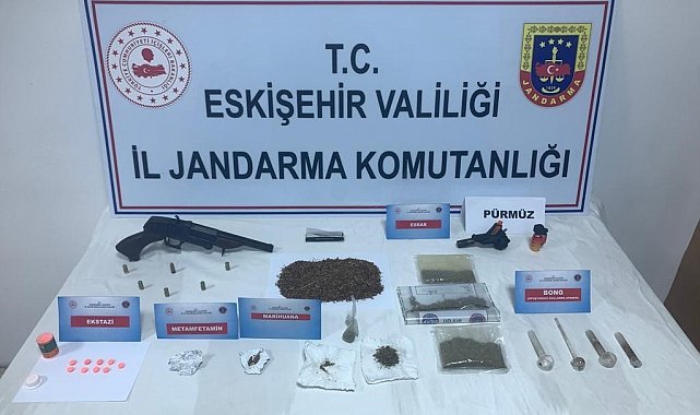 Devriye esnasında şüphelenilen 3 şahsın üzerinde, ikametinde ve aracında uyuşturucu bulundu