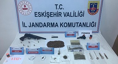 Devriye esnasında şüphelenilen 3 şahsın üzerinde, ikametinde ve aracında uyuşturucu bulundu
