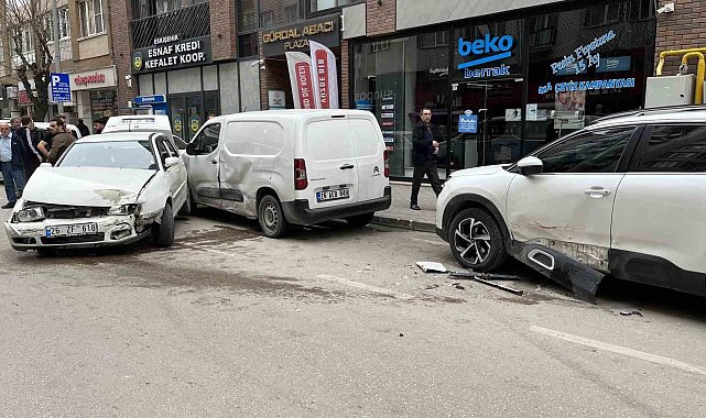 Direksiyon hakimiyetini kaybeden sürücü park halindeki 2 araca çarptı