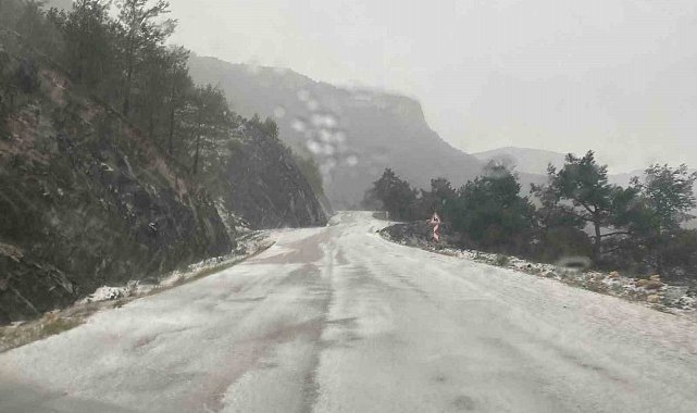 Dolu köyler arası bağlantı yolunu beyaza bürüdü