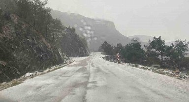 Dolu köyler arası bağlantı yolunu beyaza bürüdü