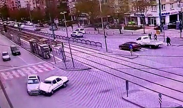Dönüş yasağı bulunan kavşağa giren otomobilin kaza anı kamerada