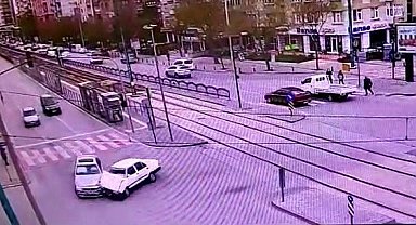 Dönüş yasağı bulunan kavşağa giren otomobilin kaza anı kamerada