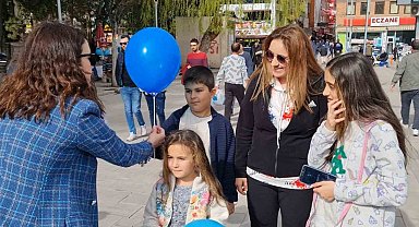 Dünya Otizm Farkındalık Günü'nde balonlarla farkındalık oluşturuldu
