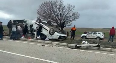 Elektrik direğine çarpan otomobildeki 5 kişi yaralandı
