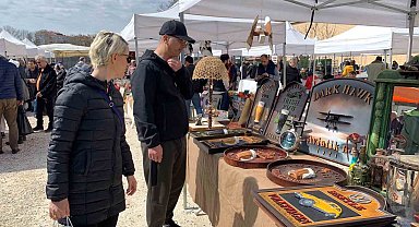 Emekli olduktan sonra atölyesinde dekorasyon malzemesi yapmaya başladı