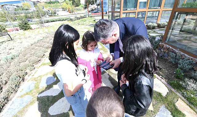 Ertuğrul Başkan, bayram sevincini vatandaşlarla paylaşıyor