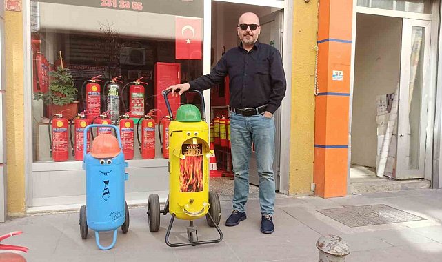 Eski tüplerden yapılan figürler sokağın maskotu oldu