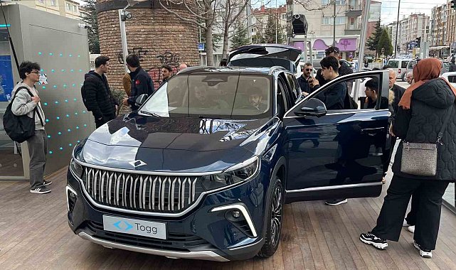 Eskişehir'de sergilenen Togg vatandaşların ilgi odağı oldu