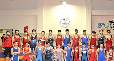 Eskişehir'den 10 sporcu madalya için güreşecek