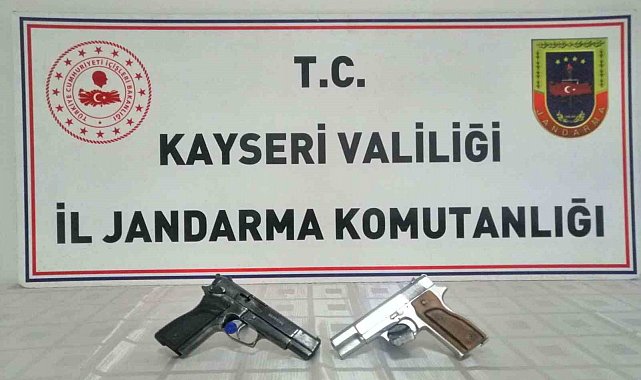 Evinde ruhsatsız tabancalarla yakalandı
