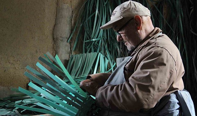 Felçli haliyle plastik atıklardan çanta yapıyor