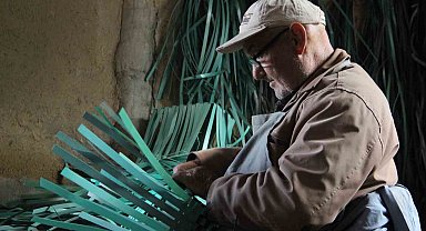 Felçli haliyle plastik atıklardan çanta yapıyor