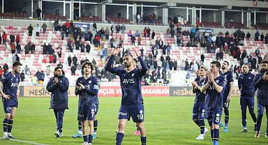 Fenerbahçeli futbolcular galibiyeti deplasman tribününde kutladı
