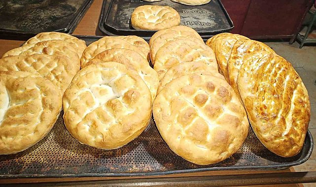 Geleneği bozmadı ekmeği 8-12 saatlerinde ücretsiz verdi