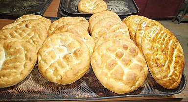 Geleneği bozmadı ekmeği 8-12 saatlerinde ücretsiz verdi