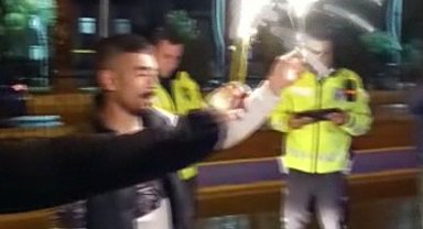 Görev başındaki polislere esnaftan yaş pastalı ve meşaleli sürpriz kutlama