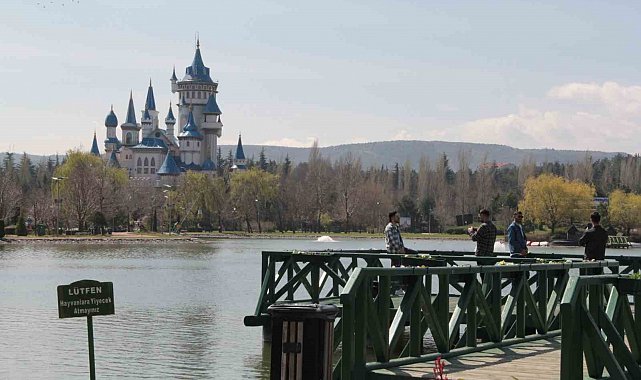 Güneşli hava parkları doldurdu