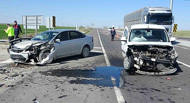 Hafif ticari araçla otomobil çarpıştı: 3 yaralı