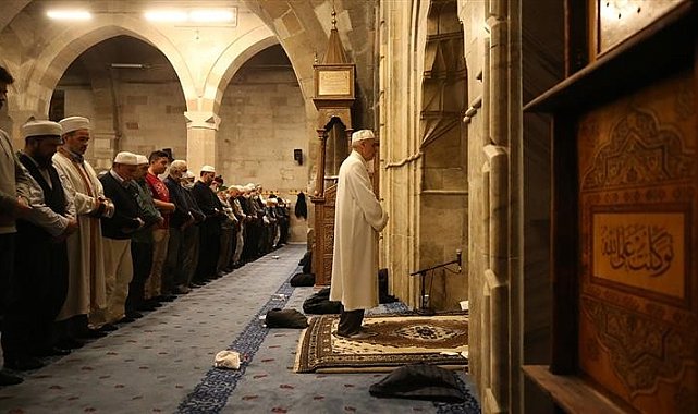 Hafız profesör 33 yıldır hatimle teravih namazı kıldırıyor