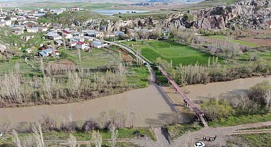 Hasar gören köprü nedeniyle yolları 10 kilometre uzadı