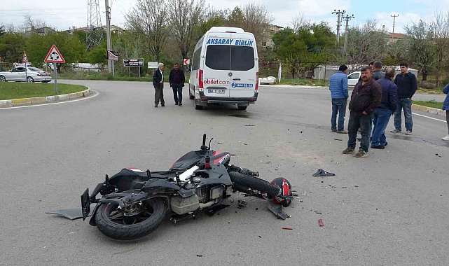 Hız motosikleti minibüse çarptı: 1 ağır yaralı