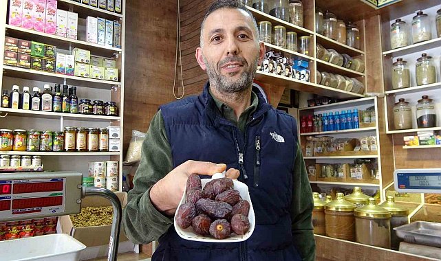 Hurma iftar sofralarının başköşesinde yer alıyor
