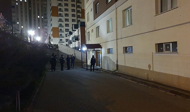 Husumetlisini evinde tabancayla vurup kaçtı