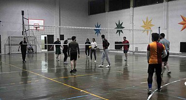 İftar sonrası yaptıkları voleybol maçı ile enerjilerini atıyorlar