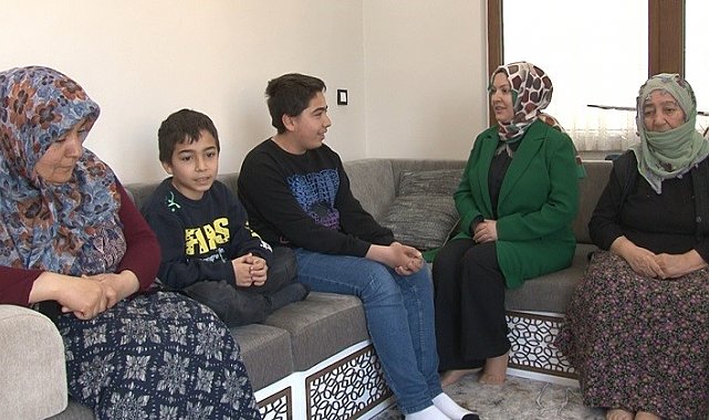 İki çocuk annesi muhtar, depremzede çocukları yalnız bırakmıyor