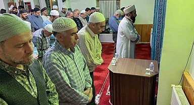 İkiz imamlar son hatimli teravih namazını kıldırdı