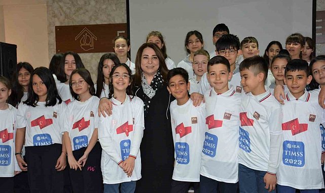 İl Milli Eğitim Müdürü Pervin Töre, TIMSS 2023 uygulamasında Eskişehir'i ve Türkiye'yi temsil edecek öğrenciler ile bir araya geldi