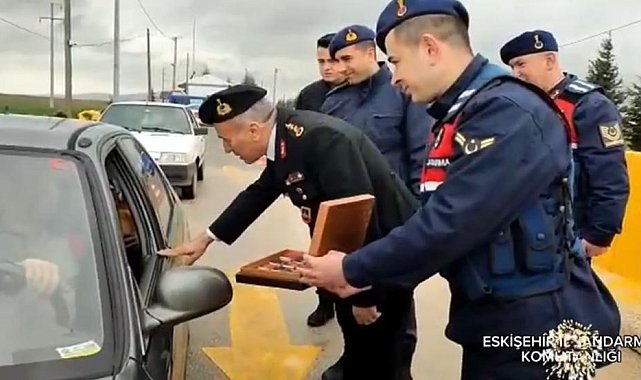 Jandarma ekipleri vatandaşlar ile trafik uygulamasında bayramlaştı
