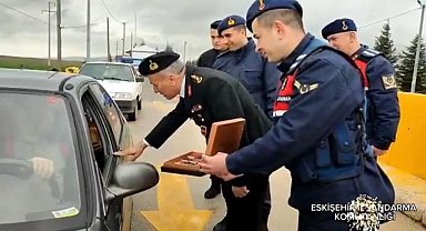 Jandarma ekipleri vatandaşlar ile trafik uygulamasında bayramlaştı