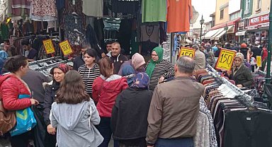 Kadın kıyafetleri satan mağazalarda alışveriş yoğunluğu daha fazla