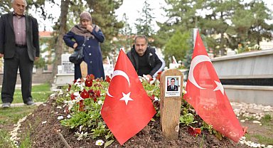 Kahramanmaraş'ta şehit olan evlatlarının mezarı başında bayramı karşıladılar
