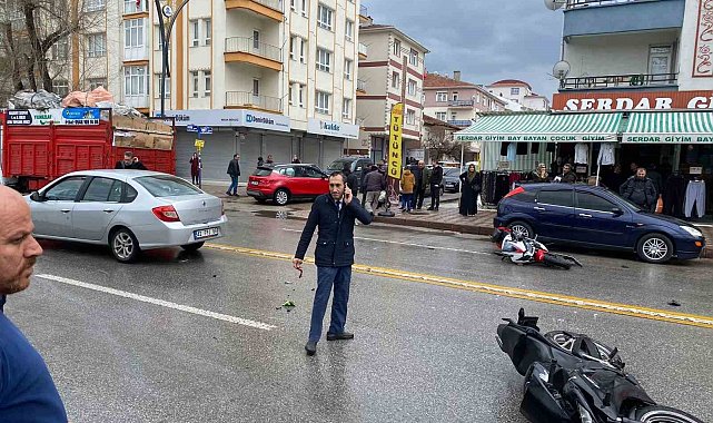 Kamyonete iki motosikletli çarptı: 1 yaralı