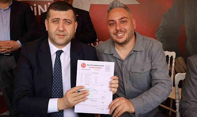 Kapalı Kale'nin Orkestra şefi MHP'ye katıldı, üye kaydını Baki Ersoy yaptı