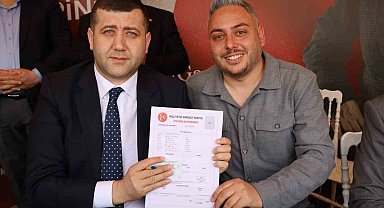 Kapalı Kale'nin Orkestra şefi MHP'ye katıldı, üye kaydını Baki Ersoy yaptı
