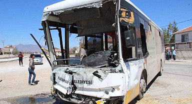 Karaman'da halk otobüsü ile kamyon çarpıştı: 7 yaralı