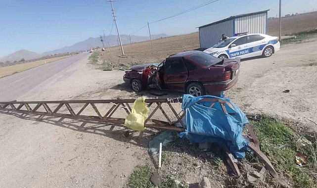 Karaman'da kontrolden çıkan otomobil elektrik direğine çarptı: 1 yaralı