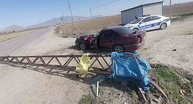 Karaman'da kontrolden çıkan otomobil elektrik direğine çarptı: 1 yaralı