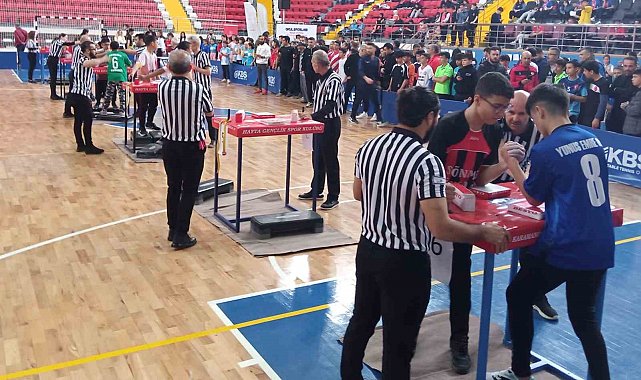 Karaman'da okul sporları yıldızlar bilek güreşi grup müsabakaları başladı