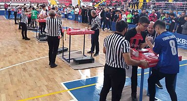Karaman'da okul sporları yıldızlar bilek güreşi grup müsabakaları başladı
