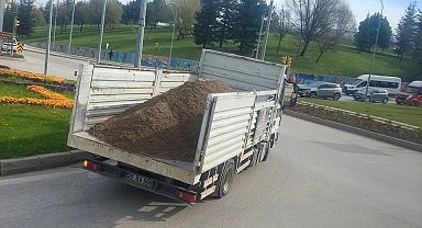 Kasa arka kapağı açık kamyon yükünü döke döke yoluna devam etti